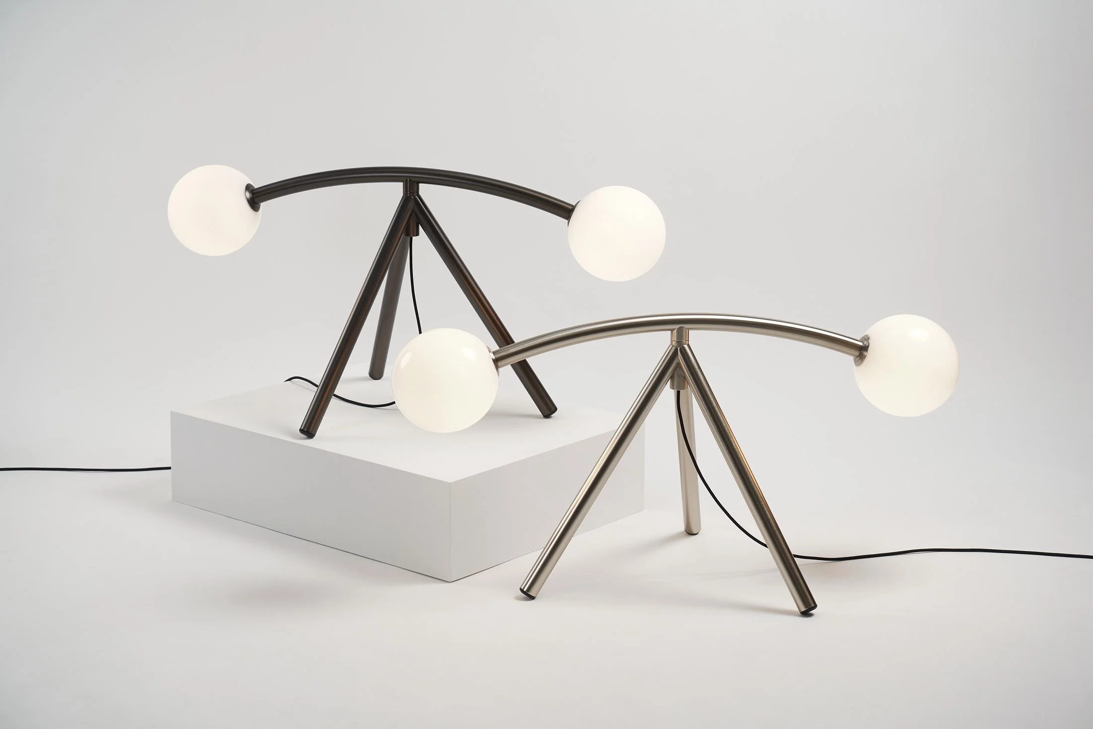 Deux lampes Rune sur fond blanc