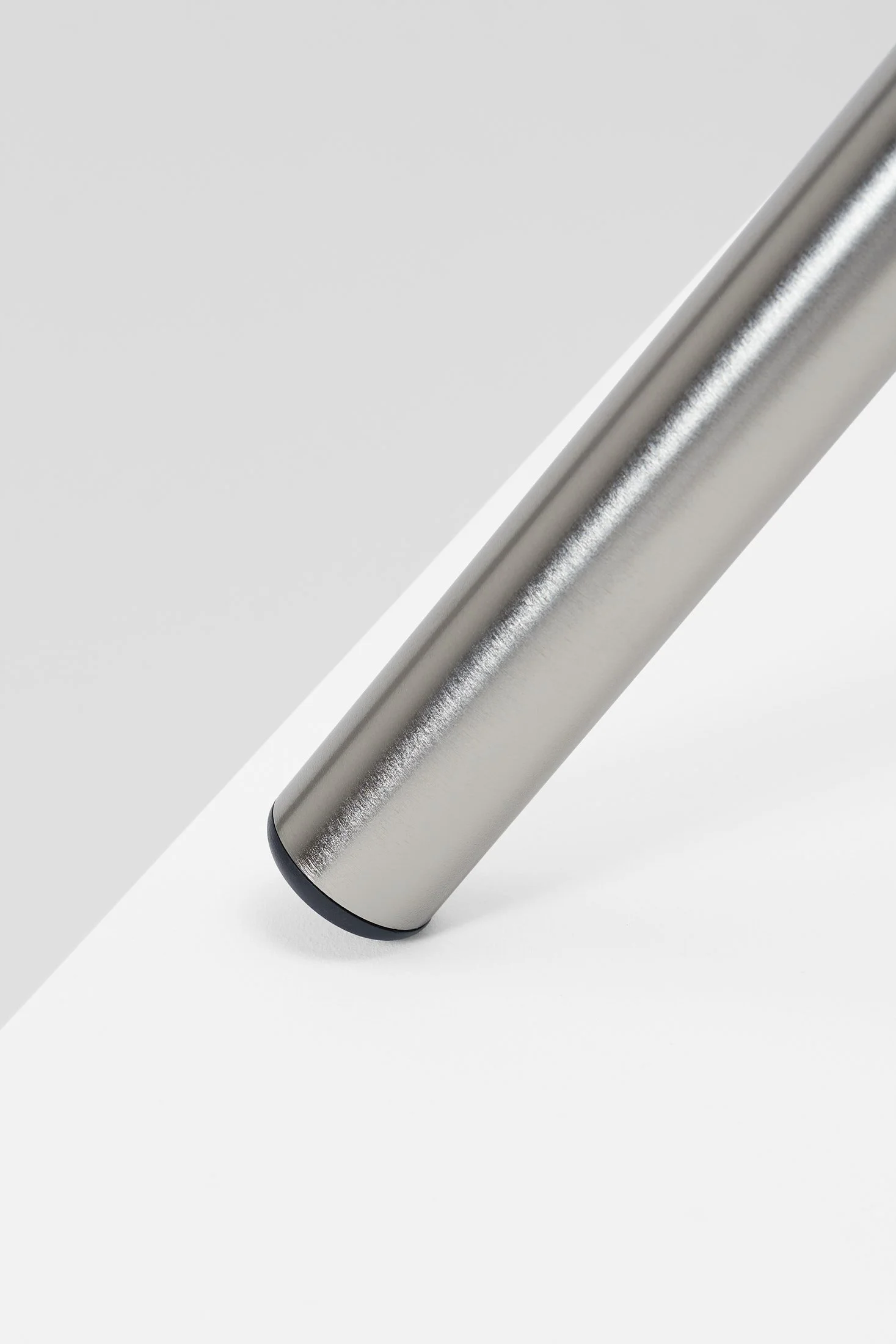 Détail d’un pied, finition nickel