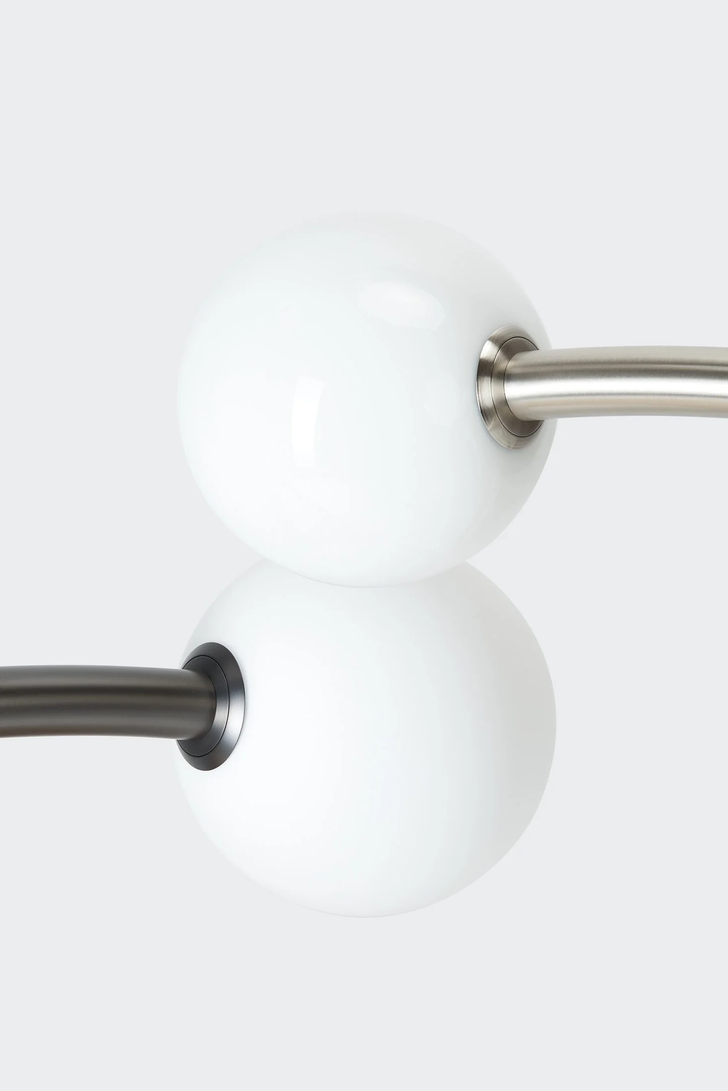 Les deux globes opalins superposés par la rotation