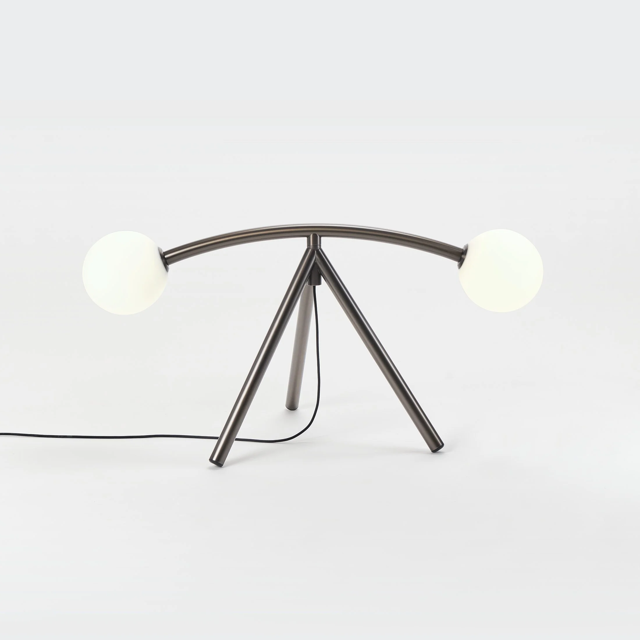 Lampe Rune allumée, finition graphite, sur fond clair