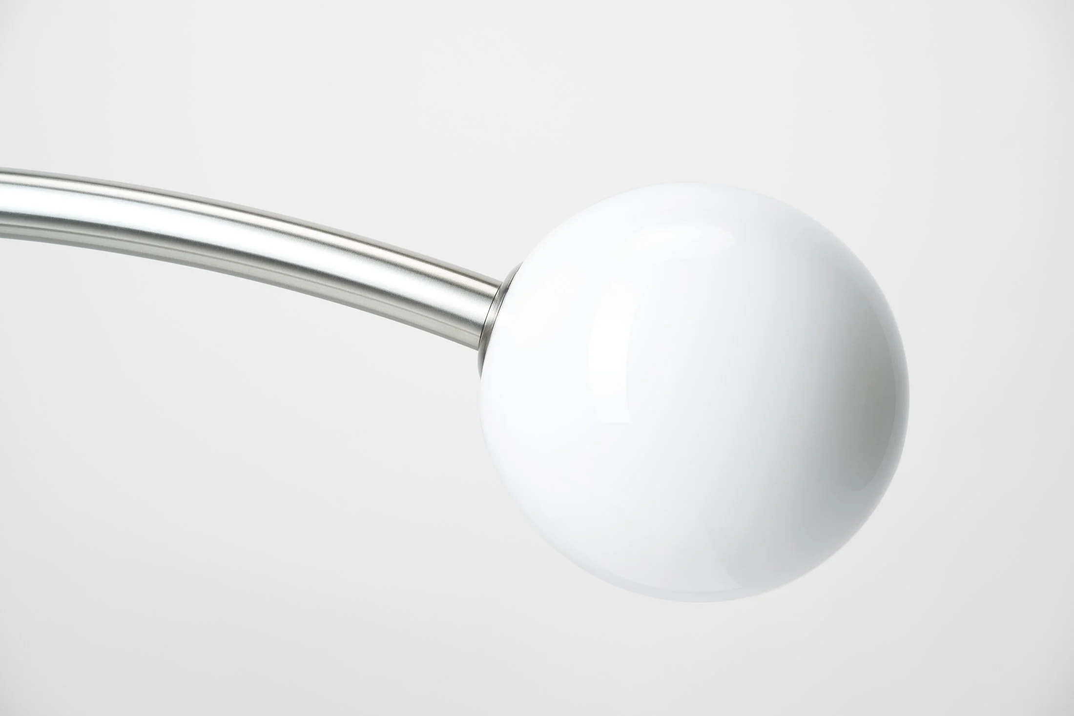 Globe opalin au bout de l’arc, finition nickel
