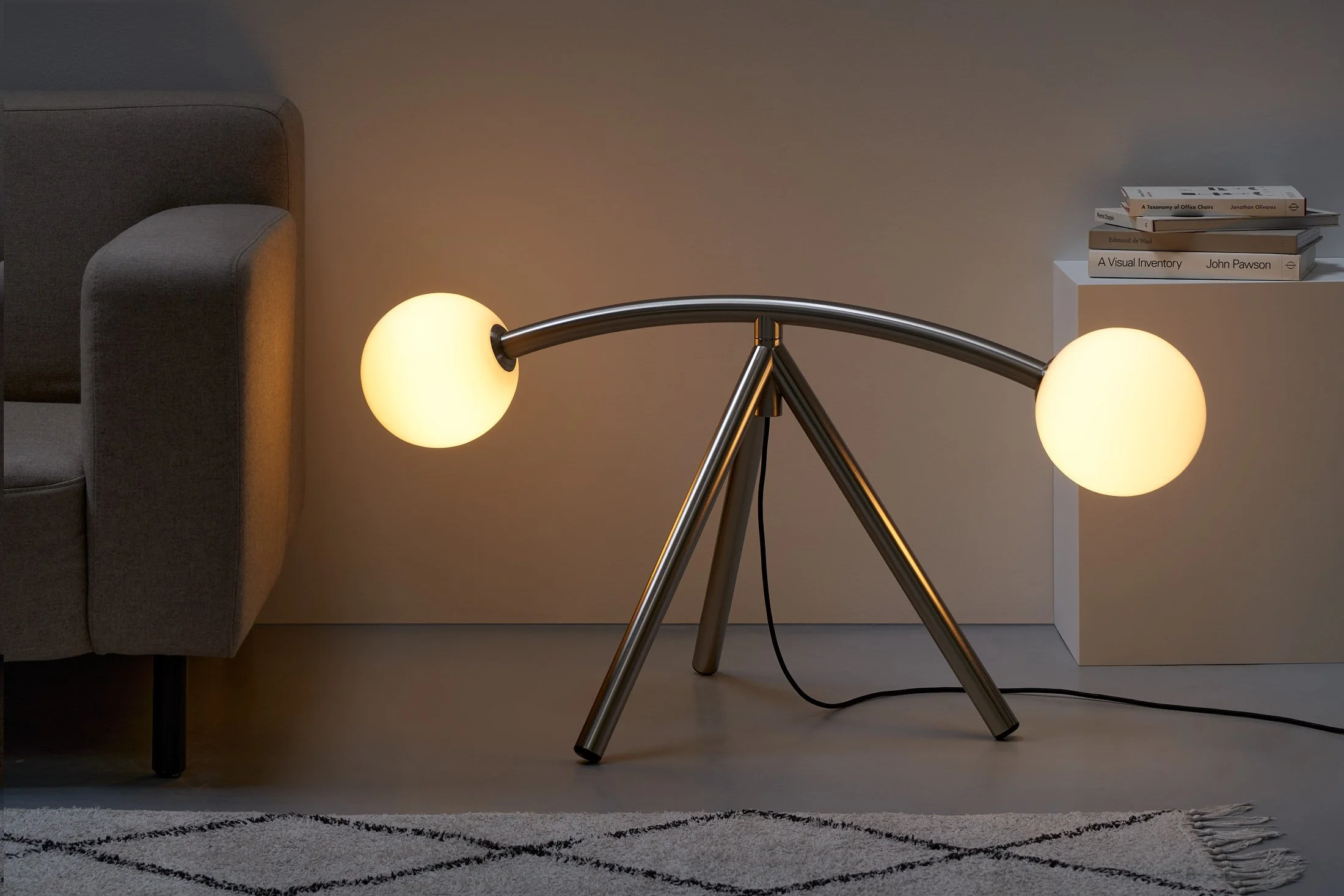 Lampe Rune allumée dans un salon